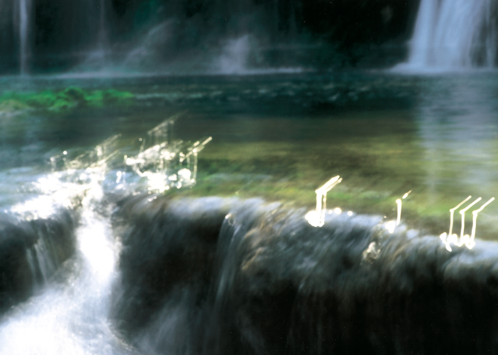 Photographie de notes de musique jaillissant d'une cascade d'eau, réalisée par l'artiste photographe Dominique Moreau